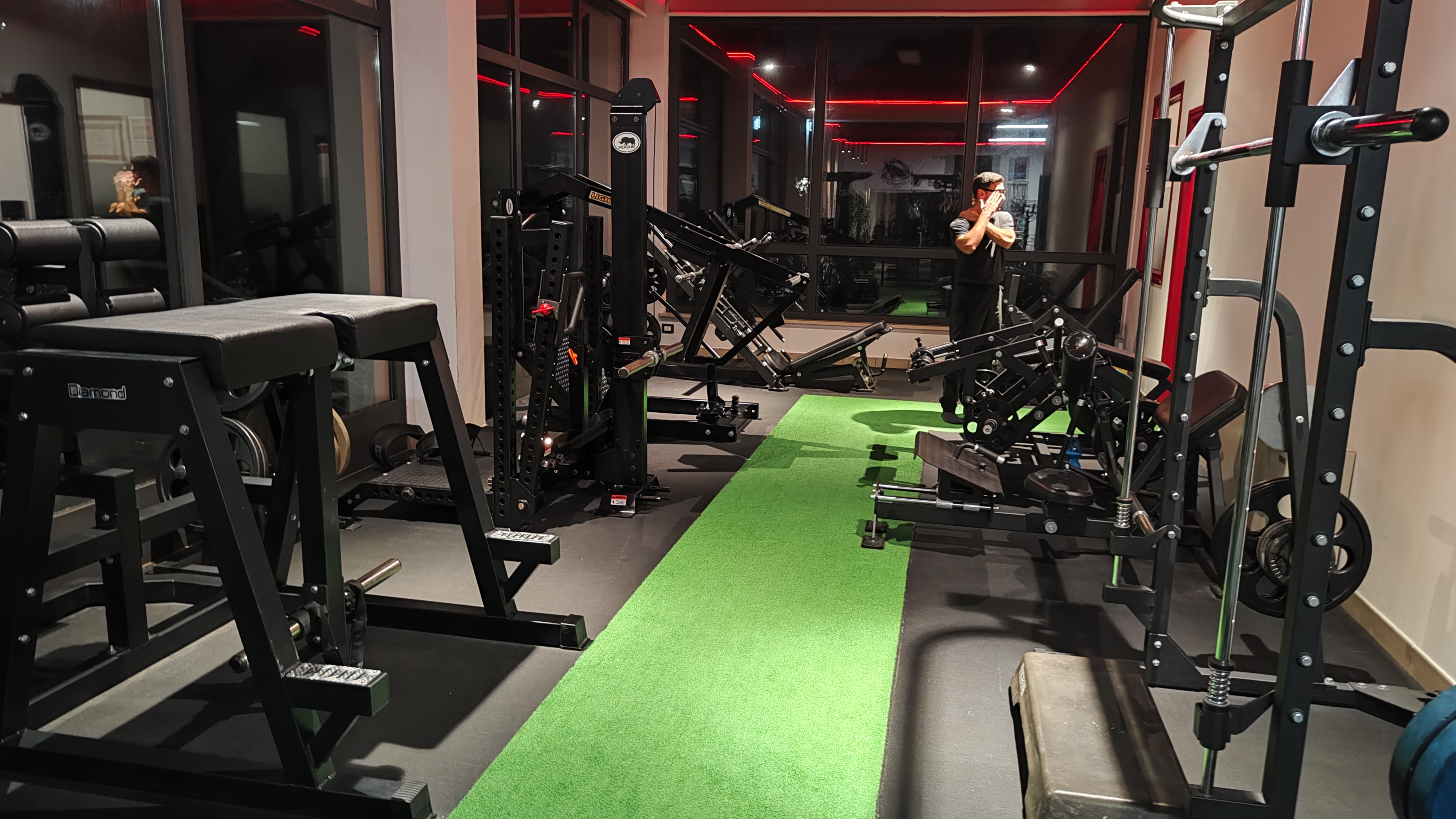 PUSH&PULL - Interno palestra con atleta